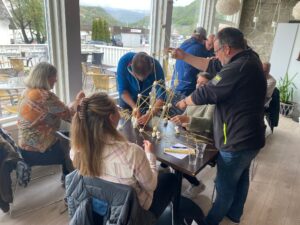 HIM-medarbeidere bygger tårn med spaghetti og marshmallows som en del av teambuilding i Skånevik
