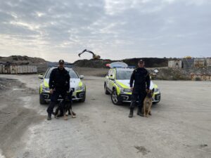 To politihunder med førere foran to politi-bilder på Toraneset miljøpark