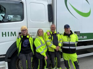 HIM-ansatte står ved miljøbilen, klare for å dra ut på mobilt mottak