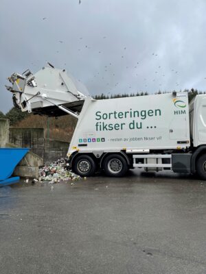 En renovasjonsbil tømmer glass- og metallemballasje på Årabrot.